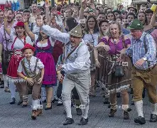 官方网站-慕尼黑巴伐利亚巨人胜利在望团结一心(巴伐利亚慕尼黑足球俱乐部)